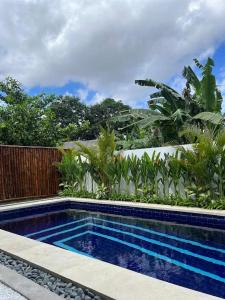 ein Swimmingpool mitten in einem Hof in der Unterkunft Mimi Rae Villa Canggu in Dalung