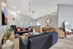 uma sala de estar com sofás azuis e uma lareira em Pool Waterfront Lake 12 PPL Gorgeous em Riverview