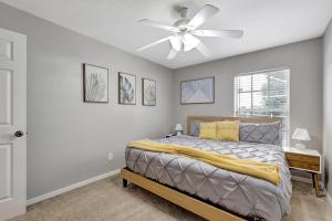 um quarto com uma cama e um ventilador de teto em Pool Waterfront Lake 12 PPL Gorgeous em Riverview mais 76 fotografias
