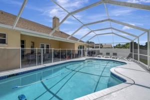 uma piscina em um hotel com piscina coberta em Pool Waterfront Lake 12 PPL Gorgeous em Riverview