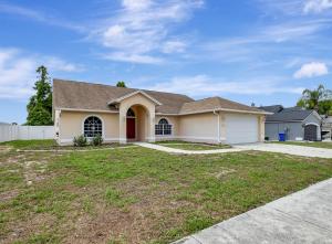 uma casa grande com um quintal grande em Pool Waterfront Lake 12 PPL Gorgeous em Riverview