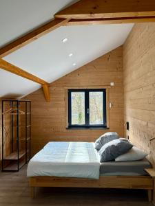 Кровать или кровати в номере Chalets Capucine ou Clochette 5P - SPA Privatif