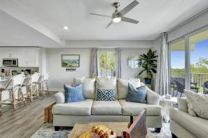 Χώρος καθιστικού στο Renovated Spacious Townhome w Pool & Gym in Little Harbor Resort & Marina