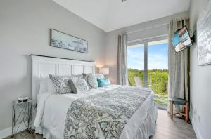 Ένα ή περισσότερα κρεβάτια σε δωμάτιο στο Renovated Spacious Townhome w Pool & Gym in Little Harbor Resort & Marina +92 φωτογραφίες