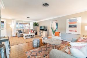 Μια τηλεόραση ή/και κέντρο ψυχαγωγίας στο Cozy Clearwater Pool Home Near Beaches!