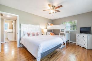 Ένα ή περισσότερα κρεβάτια σε δωμάτιο στο Cozy Clearwater Pool Home Near Beaches! +29 φωτογραφίες