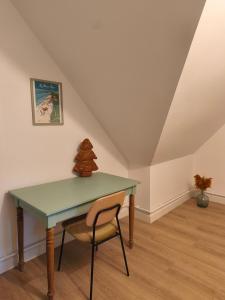 una mesa verde y una silla en una habitación en Le Sunny-Appartement duplex spacieux, en Outreau