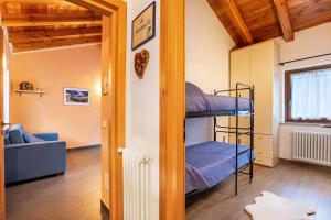 Camera con 2 letti a castello e un divano. di La Baita - Bionaz a Dzovenno
