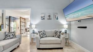 Lake MagdaleneにあるStunning Lake House w Heated Pool Ping Pong!のソファとテレビのあるリビングルーム