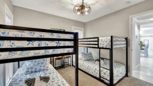 Lake MagdaleneにあるStunning Lake House w Heated Pool Ping Pong!の部屋に二段ベッドが2組ある +85枚の写真