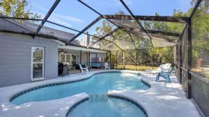 Lake MagdaleneにあるStunning Lake House w Heated Pool Ping Pong!の家の隣のパーゴラ付きスイミングプール