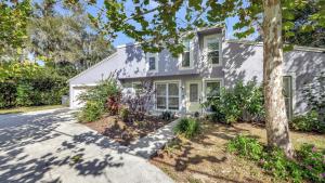 Lake MagdaleneにあるStunning Lake House w Heated Pool Ping Pong!の車道のある白い家