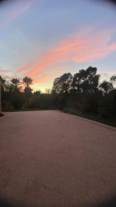 Východ nebo západ slunce při pohledu z vily nebo okolí