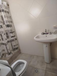 un bagno con un water e un lavandino di Depto comodo a La Banda