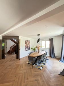 Soh Rent Maison - Villa Piscine Proche Strasbourg - TV - Wifi - Parking في Lampertheim: غرفة طعام بها طاولة وكراسي +43 صورة