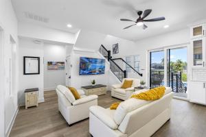 Телевизор и/или развлекательный центр в 2 Million Villa Heated Pool w Luxury Spa 6BR & 6BR Waterfront by Canal