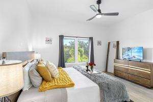 Кровать или кровати в номере 2 Million Villa Heated Pool w Luxury Spa 6BR & 6BR Waterfront by Canal +81 фотография