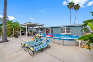 una piscina con due sedie a sdraio e un cigno di gomma di Great Hudson House Cozy Canalfront Getaway a Hudson