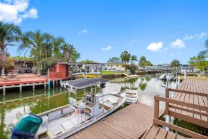 una barca è ormeggiata al molo di Great Hudson House Cozy Canalfront Getaway a Hudson