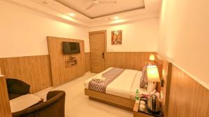 TV a/nebo společenská místnost v ubytování Hotel Velvet Crown Airport Stay WIth- Free Airport Pickup Delhi Airport + 15 fotografií