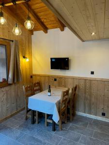 ein Esszimmer mit einem weißen Tisch und Stühlen in der Unterkunft L'edelweiss in La Plagne Tarentaise