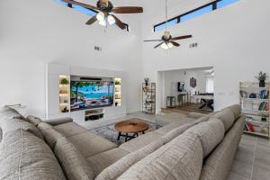 Χώρος καθιστικού στο Luxury 5BR Oasis Heated Pool Hot Tub Sleeps 10