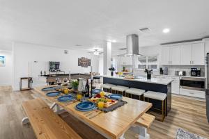 Η κουζίνα ή μικρή κουζίνα στο Luxury 5BR Oasis Heated Pool Hot Tub Sleeps 10