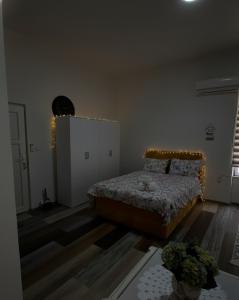 Giường trong phòng chung tại Sarajevo Center daily apartment - Walk everywhere - Old town