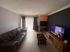 Una televisión o centro de entretenimiento en Da Silva Apartment