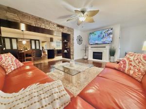 Μια τηλεόραση ή/και κέντρο ψυχαγωγίας στο Sunny Clearwater Escape 3BR Game Room Pool 3 Baths