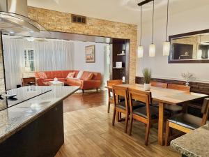 Χώρος καθιστικού στο Sunny Clearwater Escape 3BR Game Room Pool 3 Baths