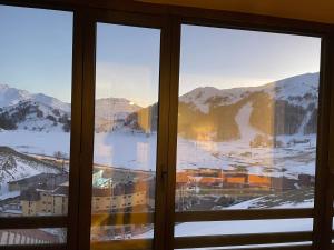 una finestra con vista su una montagna innevata di We ski Matese a San Massimo Altre 3 foto