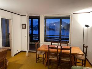 una sala da pranzo con un tavolo e alcune finestre di We ski Matese a San Massimo