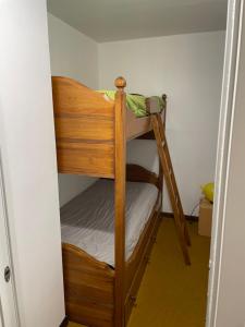 Letto a castello in camera con scala di We ski Matese a San Massimo