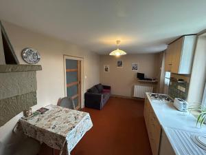 Maisonnette deux couchages في Chantenay-Saint-Imbert: مطبخ مع كونتر وطاولة في الغرفة