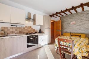 una cucina e una sala da pranzo con un tavolo e una sala da pranzo di La Baita - Bionaz a Dzovenno