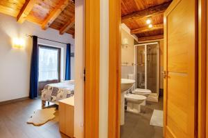 un bagno con un water e un lavandino di La Baita - Bionaz a Dzovenno Altre 119 foto