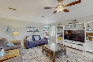 TV a/nebo společenská místnost v ubytování Lantana Bay Escape