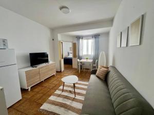 ein Wohnzimmer mit Sofa und Tisch in der Unterkunft De La Torre 1 in Guanarteme