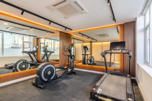 een fitnessruimte met diverse loopbanden en cardio-apparatuur bij Klyra Hotel in Hyderabad
