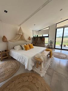 een slaapkamer met een groot bed met gele kussens bij Alquimia House in Corrientes +27 foto's