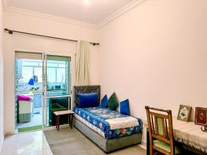 Un dormitorio con una cama con almohadas azules. en Appartement Prestige Kebibat - Charme marocain, en Oulad Akkou