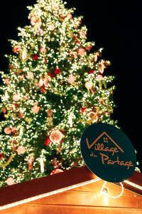 イルキルシュ・グラフェンスタデンにある7Hotel&Spaの目の前に看板を持つクリスマスツリー +99枚の写真