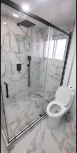 Ванная комната в Cute and Cozy Studio with Private Parking