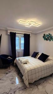 een slaapkamer met een groot bed voor een raam bij Panorama Majestic in Saint-Raphaël