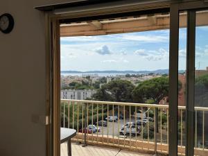 En balkon eller terrasse på Chambre avec balcon vue mer