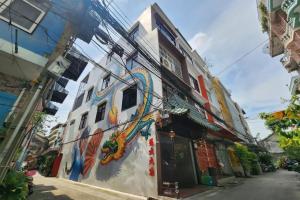 un edificio con un dipinto sul lato di Taladnoi Paint House a Bangkok