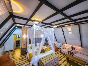 a bedroom with a bed and a couch in a room at White Moon Cabin & Cottage in Ella