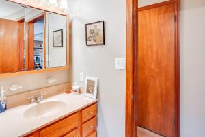 Ένα μπάνιο στο 2 Mi to Appalachian Trail Family Home in Carlisle +18 φωτογραφίες