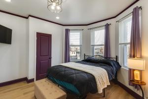 une chambre avec un lit et deux fenêtres dans l'établissement 7 Mi to Philly Stadiums! Charming Apartment, à Darby